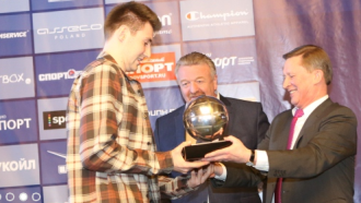 Сергей Карасев получает приз из рук президента Лиги