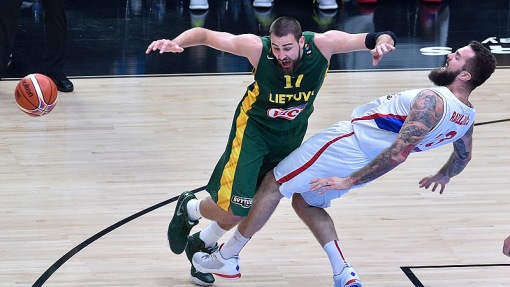 Сербы уступили Литве в 1/2 финала Евробаскета