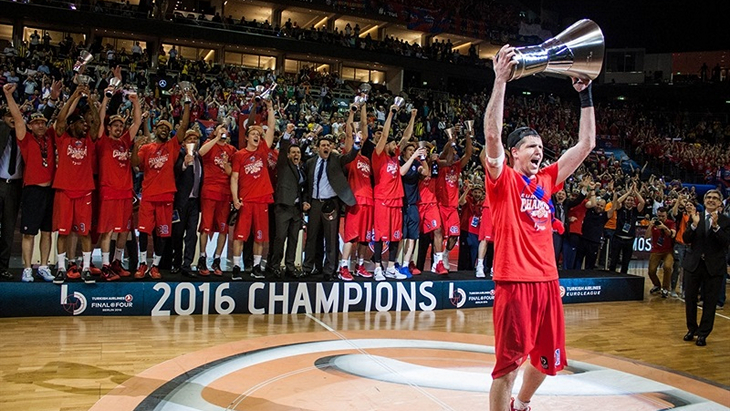 Баскетболисты ЦСКА празднуют победу в Евролиге