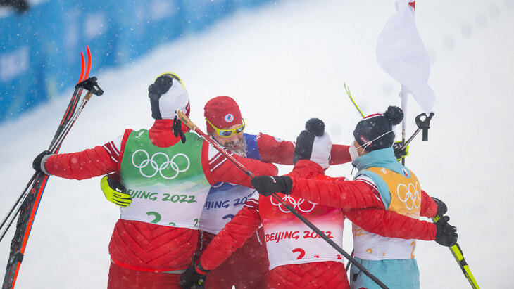Российские лыжники после победы в эстафете