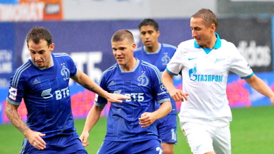Игорь Денисов (в центре) не смог обыграть свою бывшую команду