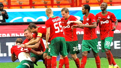 Дмитрий Тарасов (крайний слева) и партнеры по команде празднуют гол в ворота «Кубани»