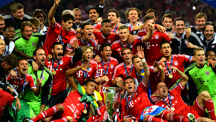 игроки «Баварии» празднуют победу в Лиге чемпионов 2012/2013