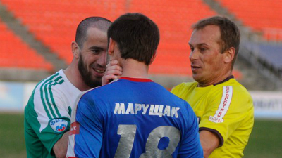Аслан Дашаев держит за горло Кирилла Марущака