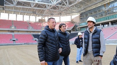 Андрей Тихонов (в центре) и Дмитрий Гунько посетили новый стадион «Спартака»