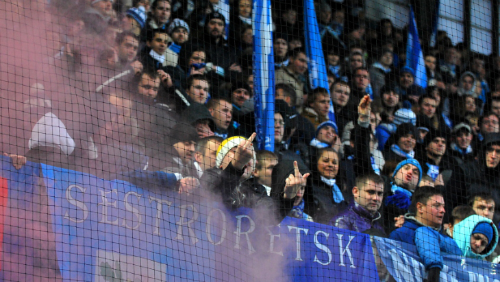 Фанаты «Зенита» на прерванном матче с «Динамо» в 2012 году.