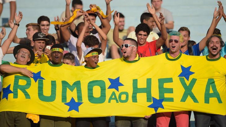 Болельщики сборной Бразилии сходят с ума на тренировке своих любимчиков