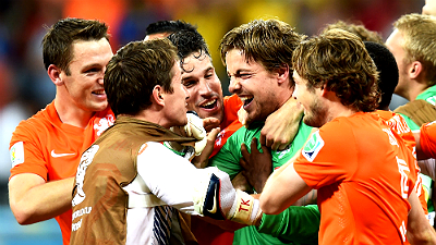 Игроки сборной Голландии поздравляют Тима Крула с победой