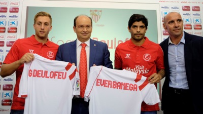 Жерар Дулофеу (крайний справа) и Эвер Банега стали игроками «Севильи»
