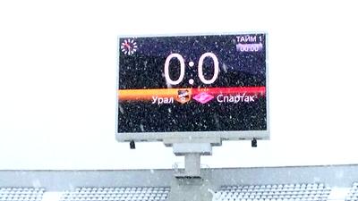 Поле стадиона в Екатеринбурге завалено снегом
