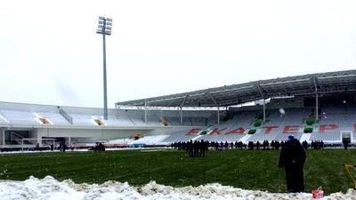 На поле стадиона в Екатеринбурге удалось убрать почти весь снег