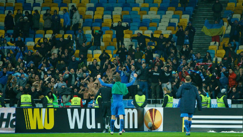 Фанаты «Днепра» приветствуют игроков после матча