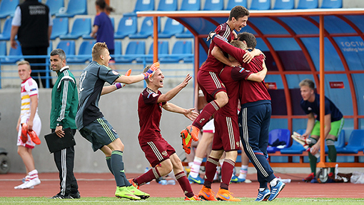 Футболисты юношеской сборной России празднуют успех