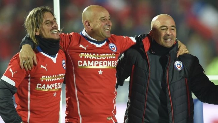 Хорхе Сампаоли (справа) добился исторического успеха со сборной Чили