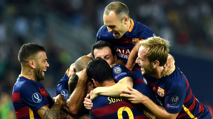 Игроки «Барселоны» празднуют первый гол в матче