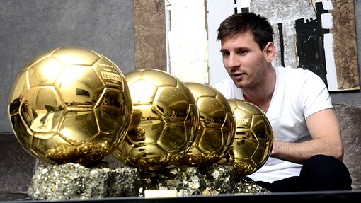 Лионель Месси со своей коллекцией Золотых мячей