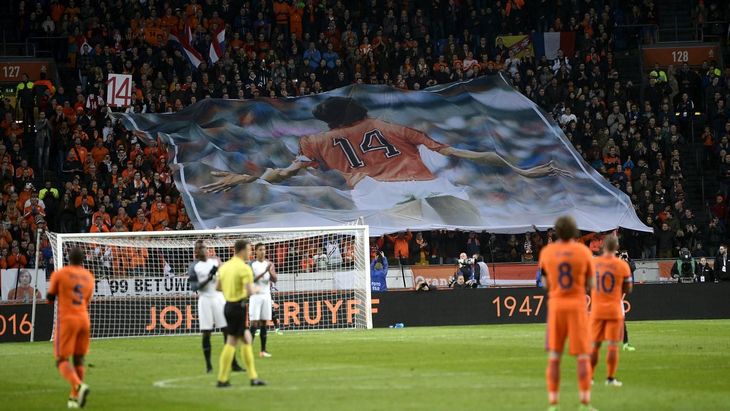 Растяжка с силуэтом Йохана Кройффа на матче Нидерланды — Франция