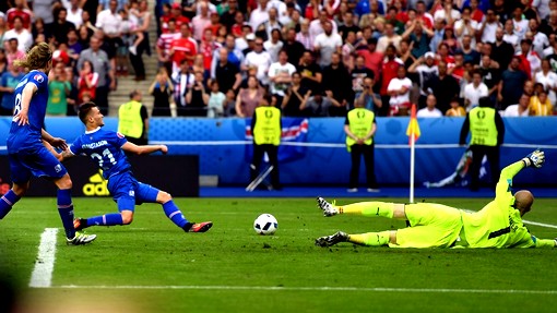 Арнор Ингви Траустасон забивает второй гол в ворота Австрии