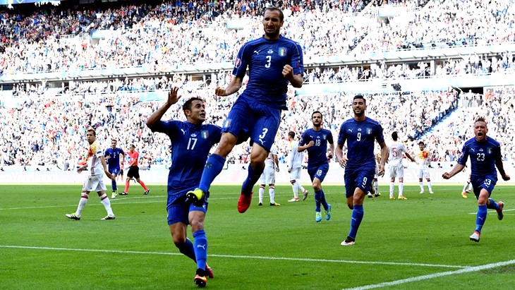 Джорджо Кьеллини забил один из двух голов Италии в ворота Испании