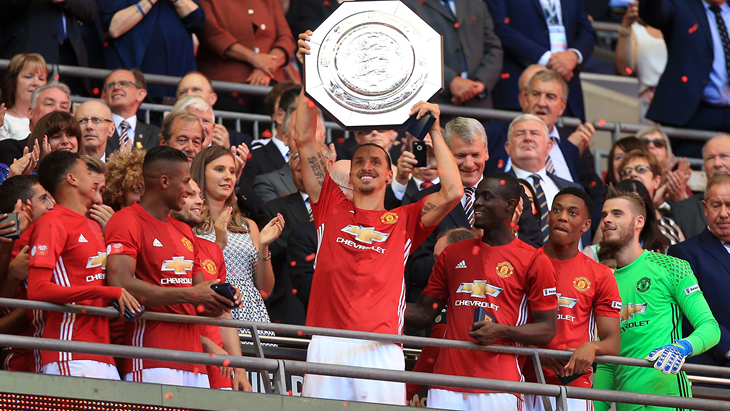 «Манчестер Юнайтед» с трофеем