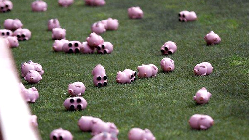 Сотни игрушек на поле во время матча «Чарльтон» — «Ковентри»