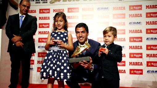 Луис Суарес пришел на торжественную церемонию со своими детьми Дельфиной и Бенхамином