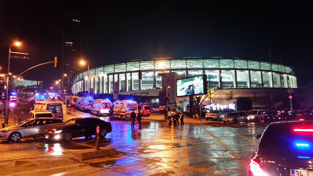 Около 20 полицейских получили ранения в результате взрыва возле стадиона «Бешикташа»