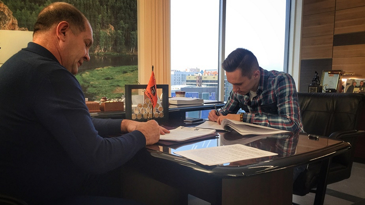 Никита Глушков подписывает контракт