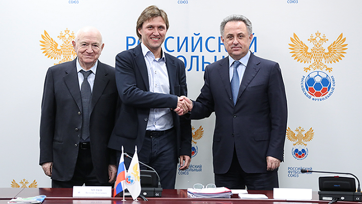 Евгений Бушманов (в центре)