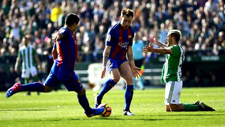 Арбитр не засчитал чистый гол «Барселоны» в матче с «Бетисом»