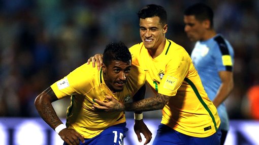 Паулиньо (слева) — герой матча Уругвай — Бразилия