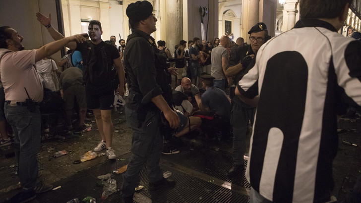 СМИ: 600 человек пострадали в давке в Турине