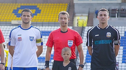 Алексей Матюнин (в центре)