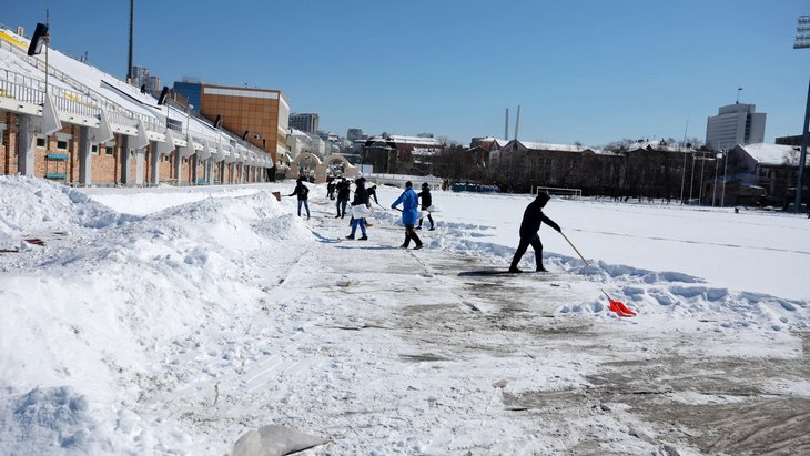 Уборка снега на стадионе во Владивостоке