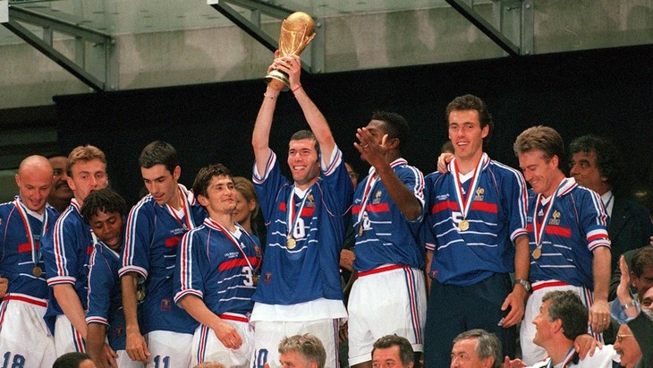 Зинедин Зидан держит в руках Кубок чемпионов мира после финала с Бразилией на ЧМ-1998