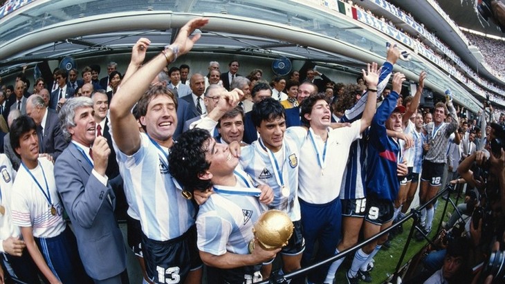 Сборная Аргентины и Диего Марадона празднуют победу на ЧМ-1986