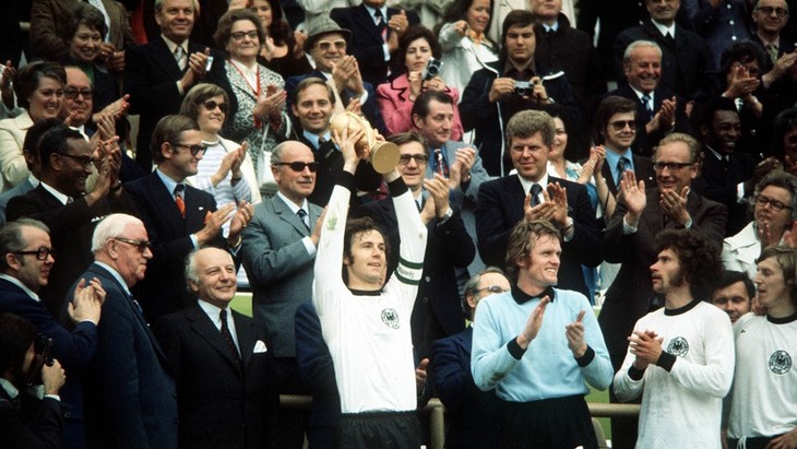 Франц Беккенбауэр с Кубком Мира после победы над Голландией в финале ЧМ-1974