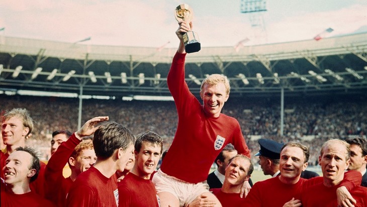 Бобби Мур держит в руках Кубок Мира после победы в финале домашнего ЧМ-1966