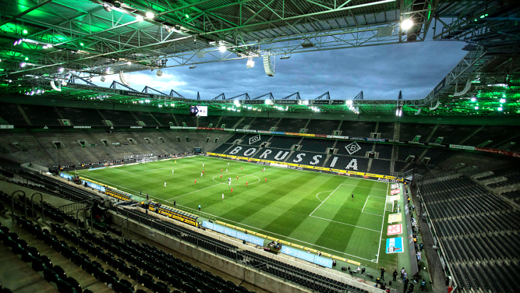Пустой стадион в Менхенгладбахе
