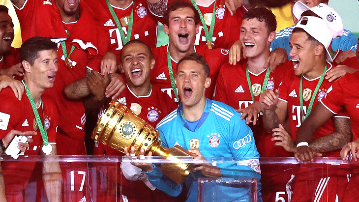 Футболисты «Баварии» с трофеем