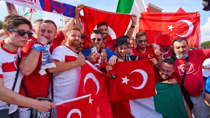 Болельщики сборных Италии и Турции