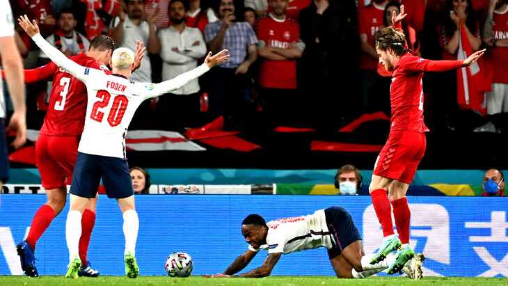 Рахим Стерлинг заработал для Англии сомнительный пенальти в матче с Данией