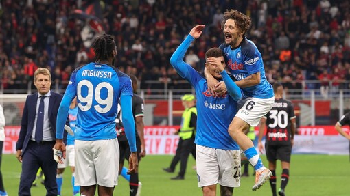 Фрагмент матча «Милан» — «Наполи». Неаполитанцы празднуют победу  