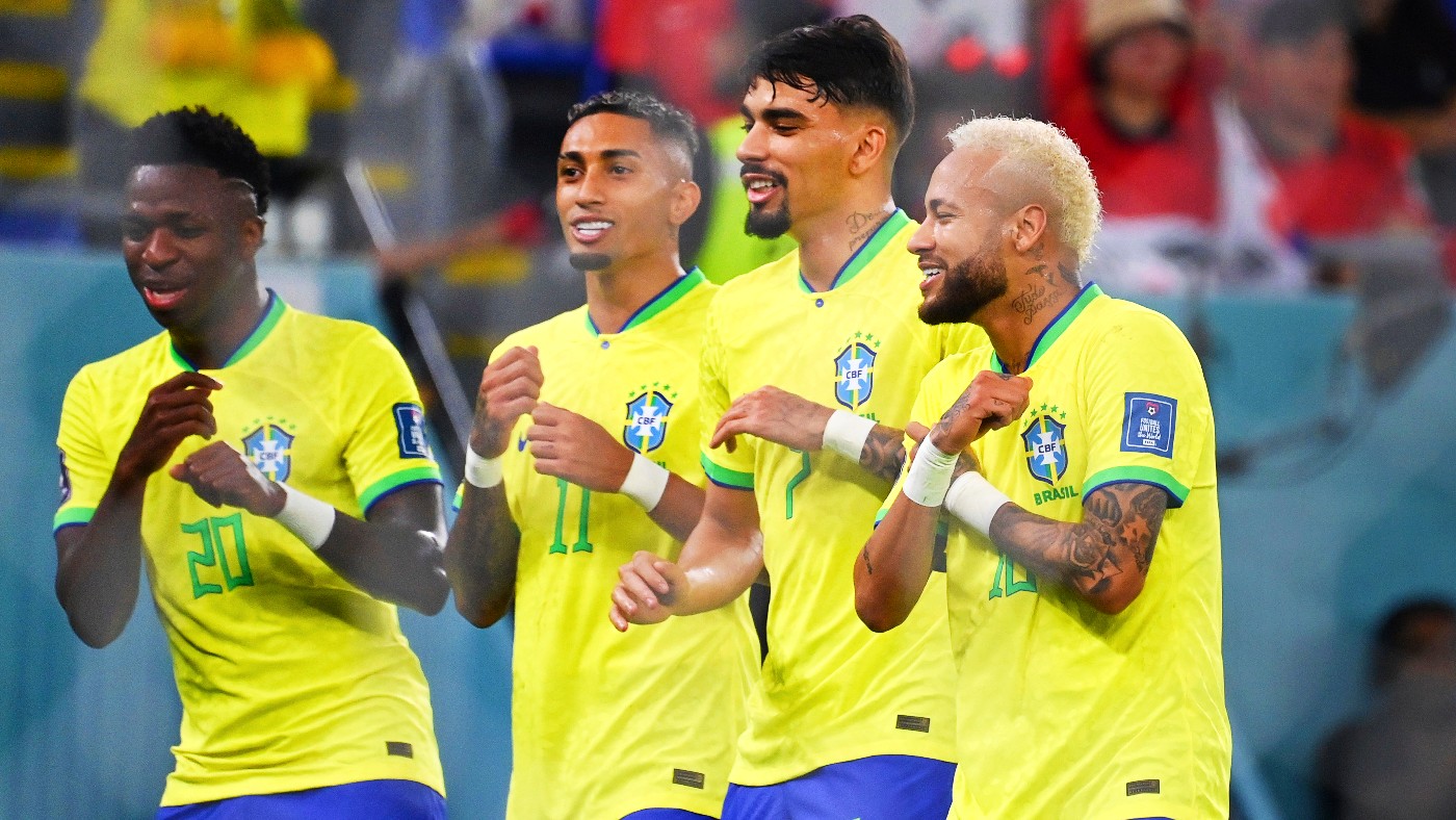 Нигматуллин: Сборная Бразилии уже приучила к несерьёзному поведению. Они танцуют, развлекаются