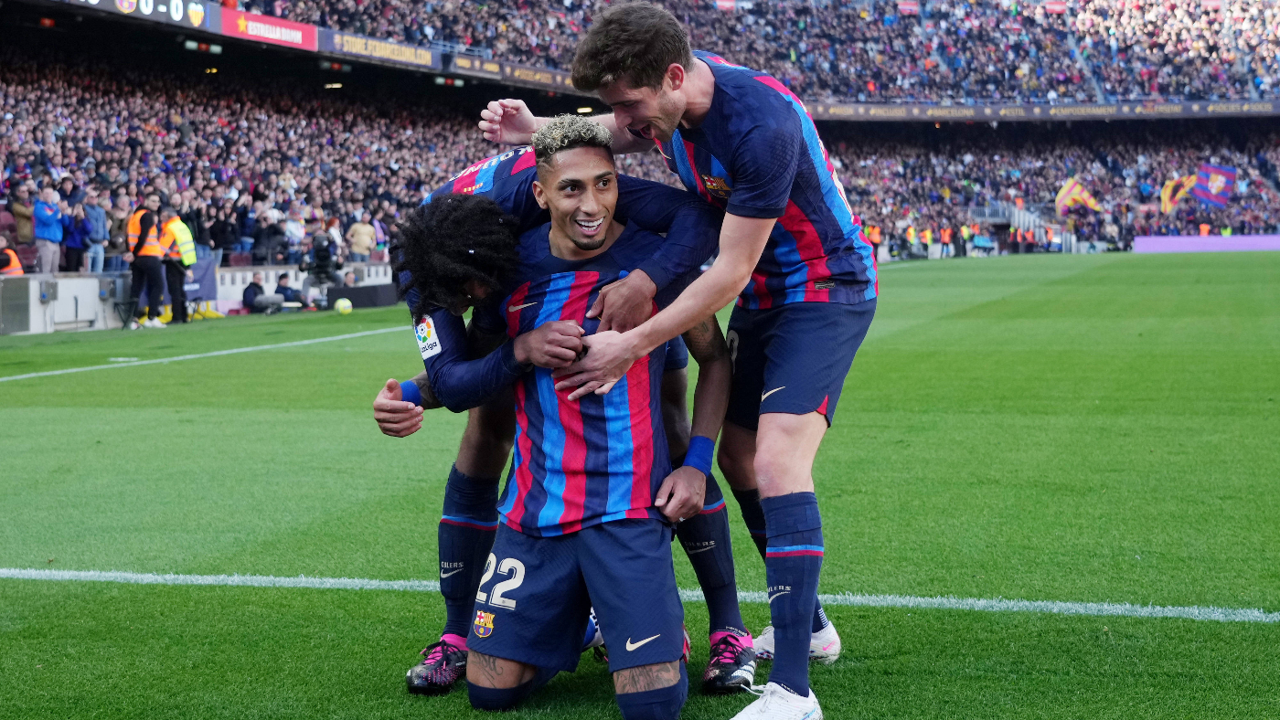 «Барселона» благодаря голу Рафиньи победила «Валенсию»