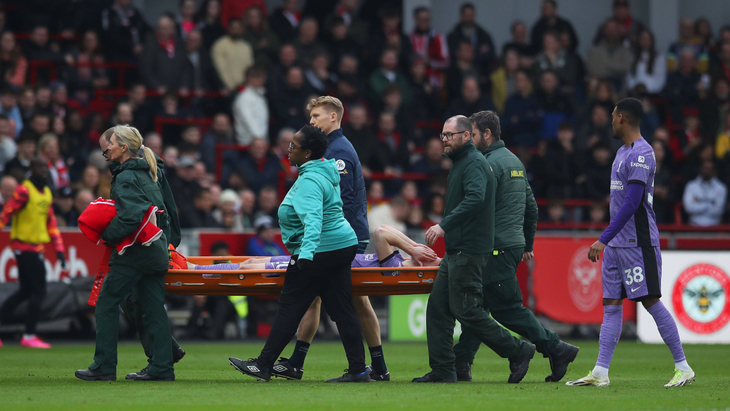 Диогу Жоту уносят на носилках после травмы в матче с «Брентфордом»