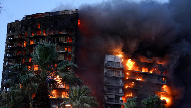 В Валенсии горит 14-этажный дом
