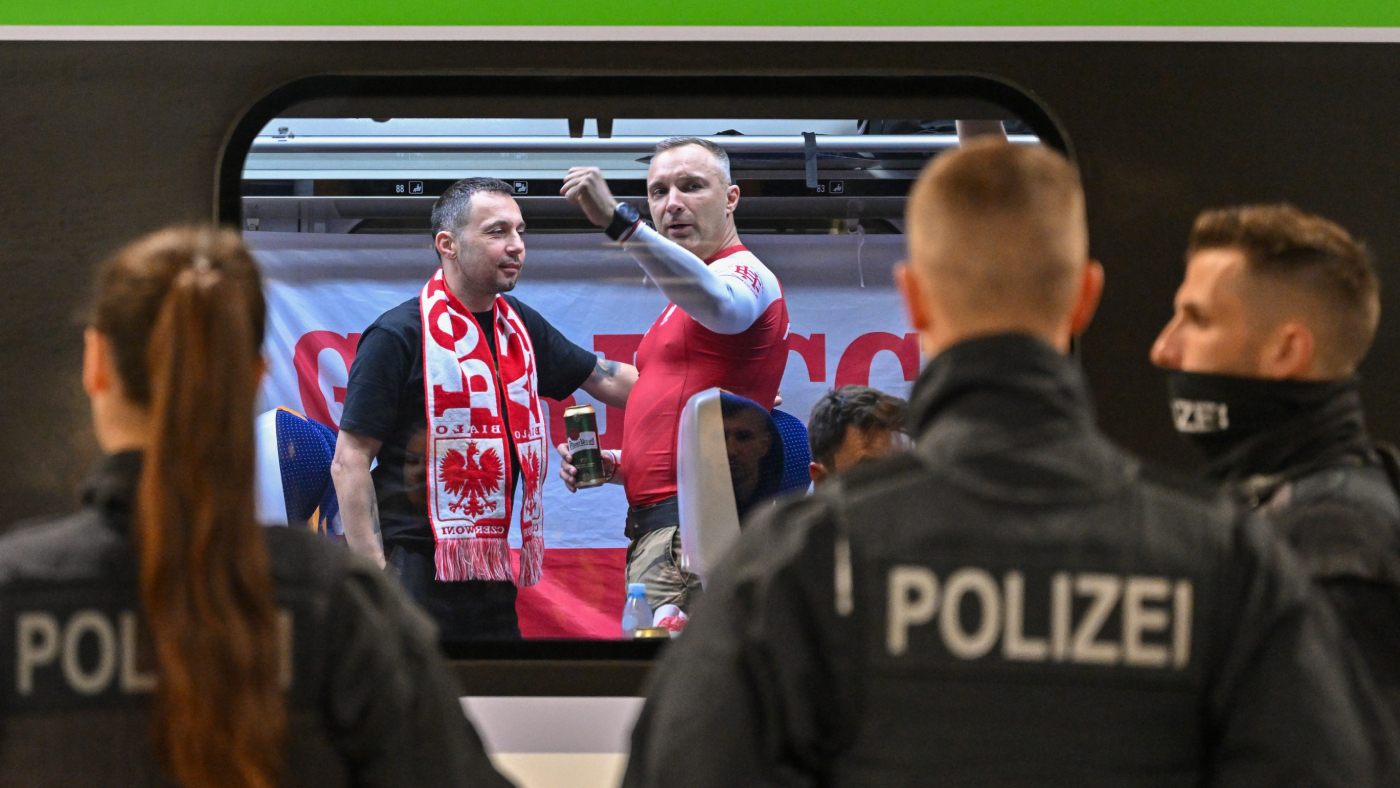 Bild: Мужчина с топором напал на людей перед матчем Польша — Нидерланды