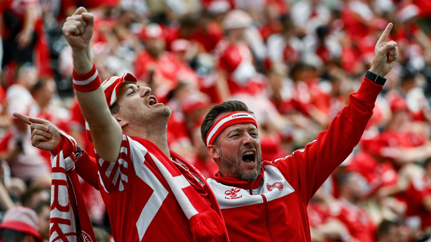 УЕФА оштрафовала Данию за оскорбительный баннер, болельщикам выставят счет