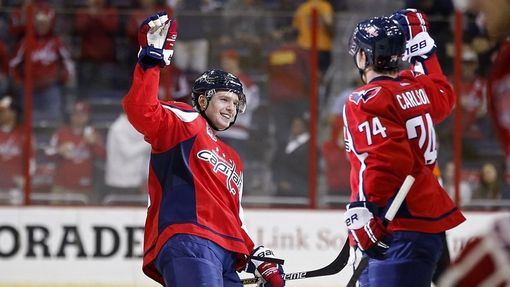 Евгений Кузнецов набрал первые очки в плей-офф НХЛ
